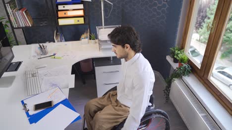 Büroangestellter-Im-Rollstuhl.